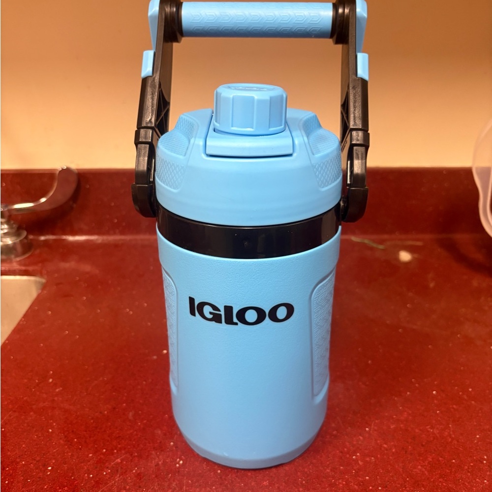 Igloo 64 oz Insulated Water Jug w/ Handle – Light Blue Sports Cooler Bottle